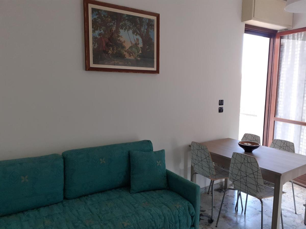 Casa Dusat In Accogliente Edificio Nel Centro Di Monforte Monforte dʼAlba Exterior foto