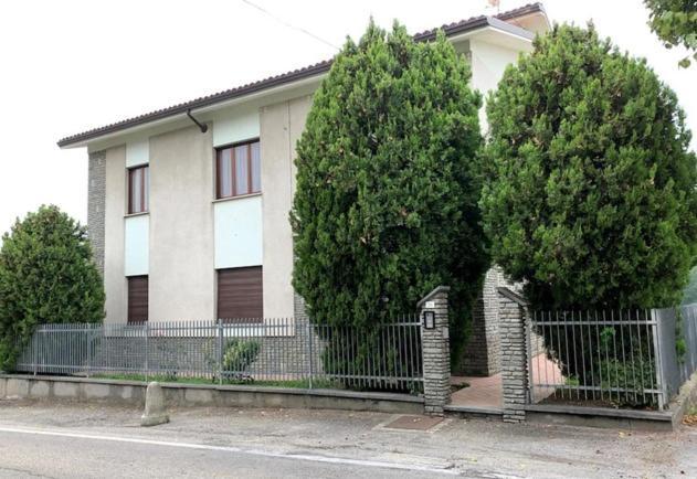 Casa Dusat In Accogliente Edificio Nel Centro Di Monforte Monforte dʼAlba Exterior foto